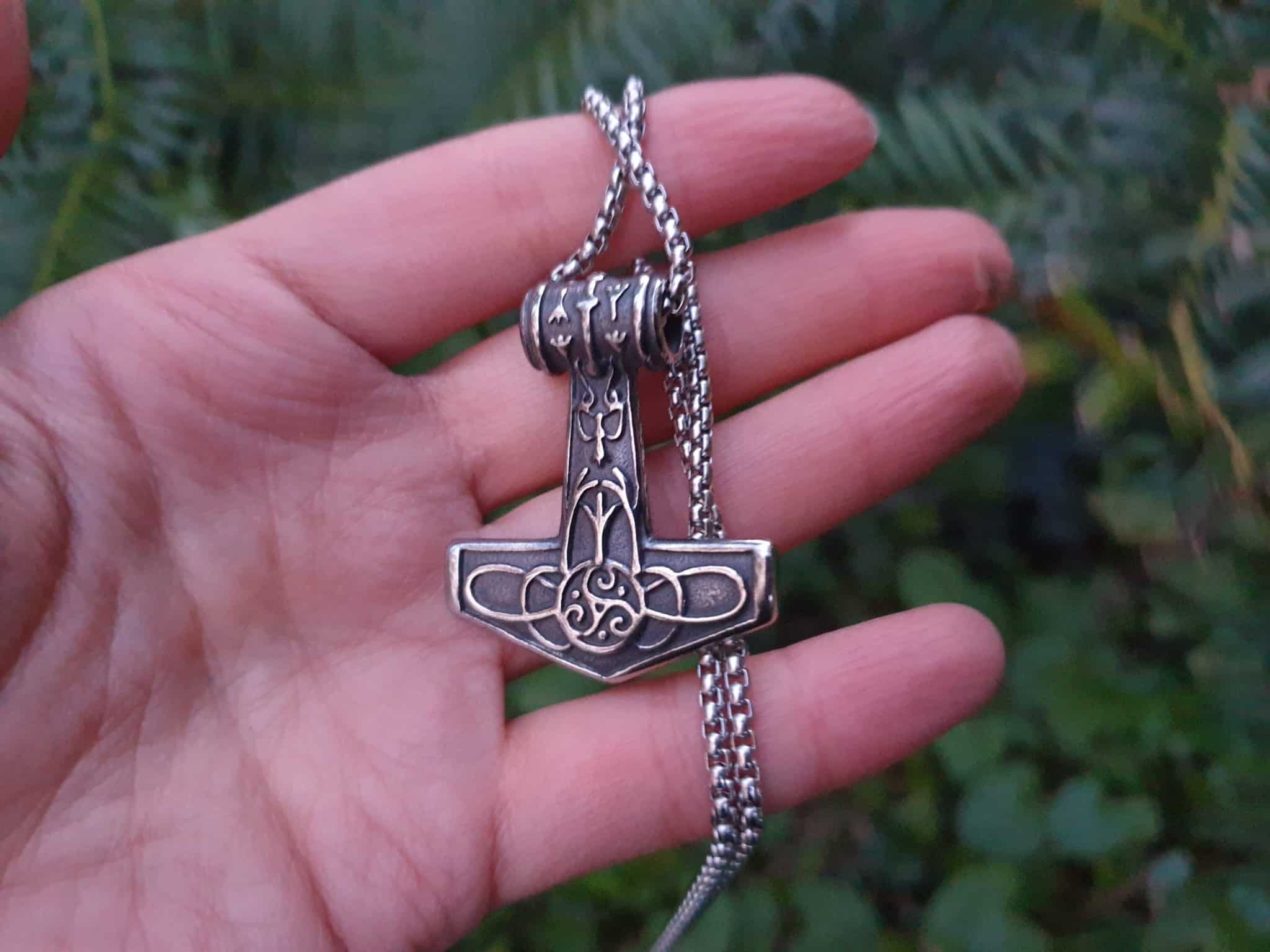 Collier Viking Réglable Avec Pendentif Islande - Métal Argenté - Forme Carrée - Neuf Sans Emballage